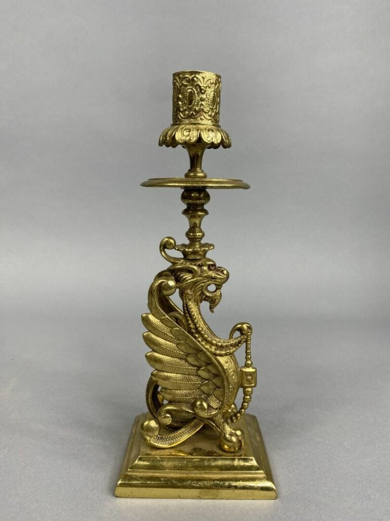 Paire de bougeoirs en bronze doré à décor de griffons ailés, base carrée - H :…