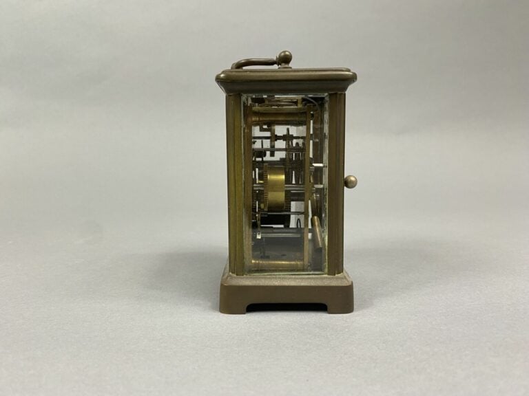 Pendule d'officier en laiton et verre à monture cage, cadran émaillé blanc, à i…