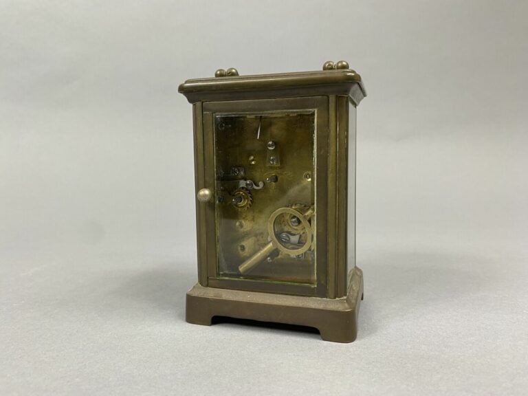 Pendule d'officier en laiton et verre à monture cage, cadran émaillé blanc, à i…