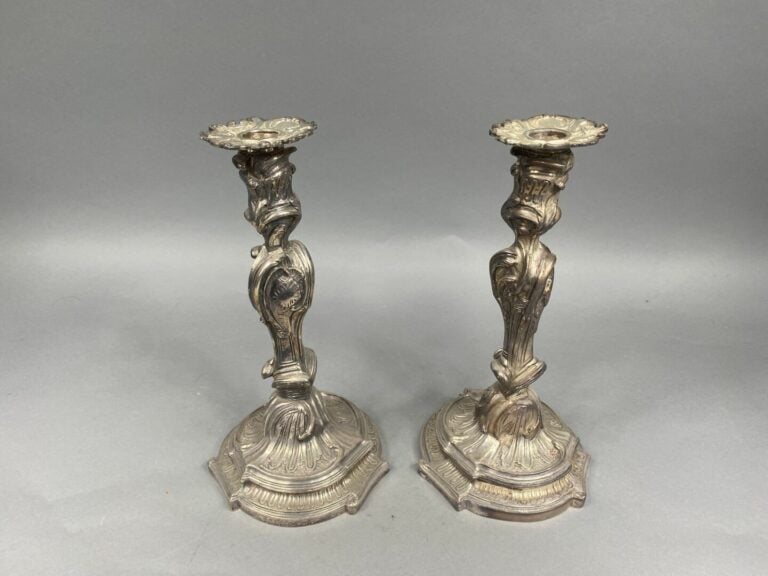 Paire de bougeoirs en bronze argenté à décor de feuillages et rocailles - Style…