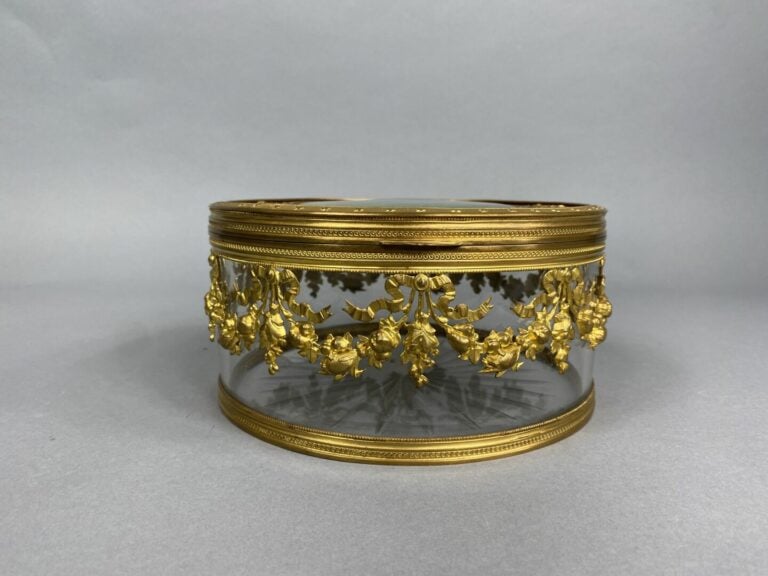 Boîte à bijoux en cristal et monture en laiton doré, le couvercle orné d'une mi…