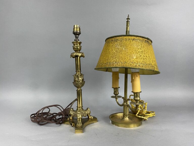 Lot comprenant une petite lampe bouillotte et un bougeoir tripode en bronze et…