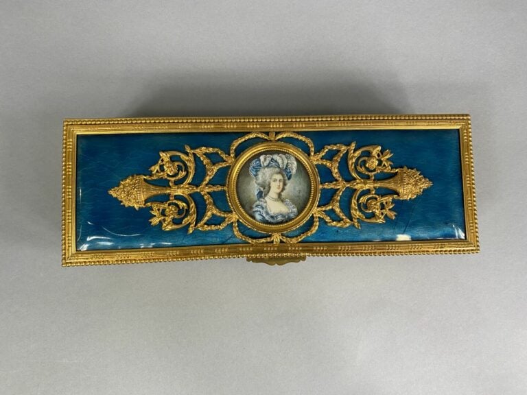 Boîte à gants en laiton, le couvercle orné d'une miniature Portrait de femme, s…