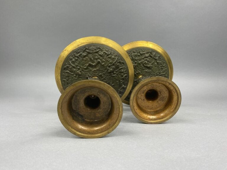 Paire de coupes sur pied en bronze doré et bronze patiné à décor de scènes à l'…