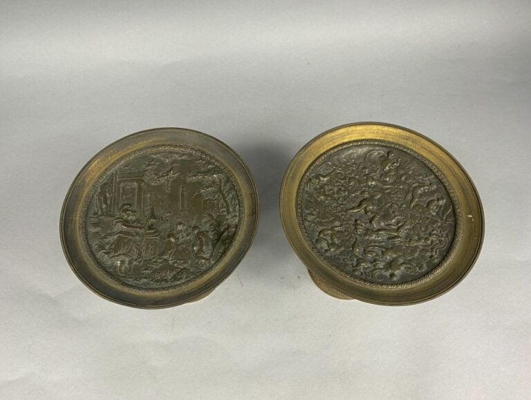 Paire de coupes sur pied en bronze doré et bronze patiné à décor de scènes à l'…