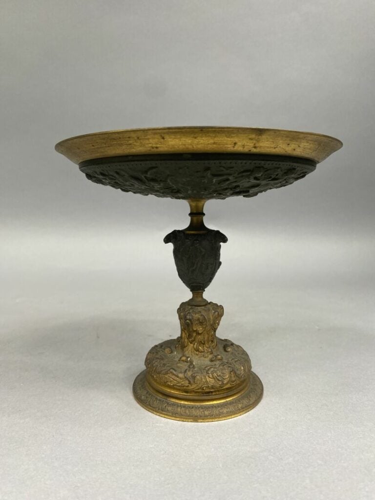 Paire de coupes sur pied en bronze doré et bronze patiné à décor de scènes à l'…