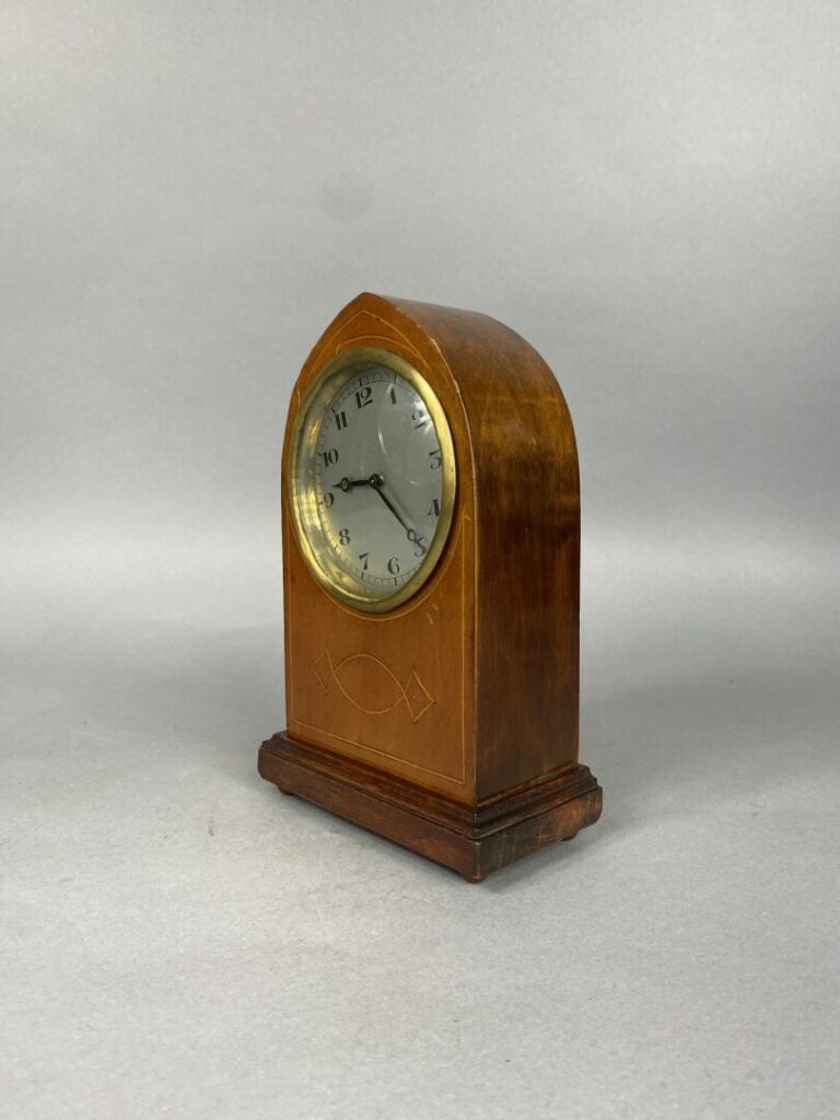 Pendulette borne en bois de placage à décor de filets - H : 20 cm