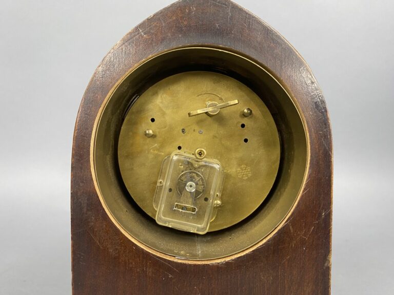Pendulette borne en bois de placage à décor de filets - H : 20 cm