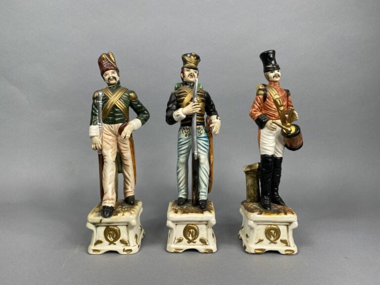 Capodimonte - Ensemble de trois sujets en céramique polychrome à l'effigie de s…