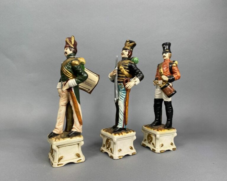 Capodimonte - Ensemble de trois sujets en céramique polychrome à l'effigie de s…