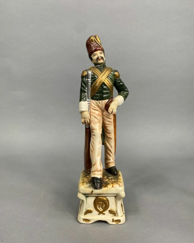 Capodimonte - Ensemble de trois sujets en céramique polychrome à l'effigie de s…
