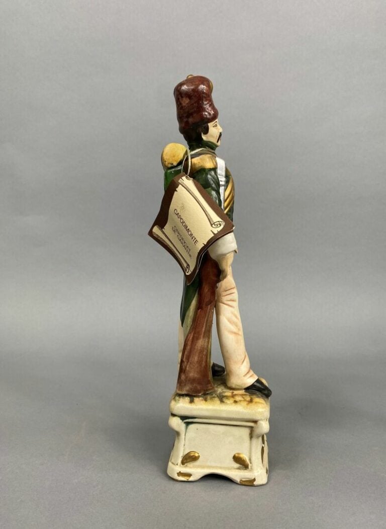 Capodimonte - Ensemble de trois sujets en céramique polychrome à l'effigie de s…