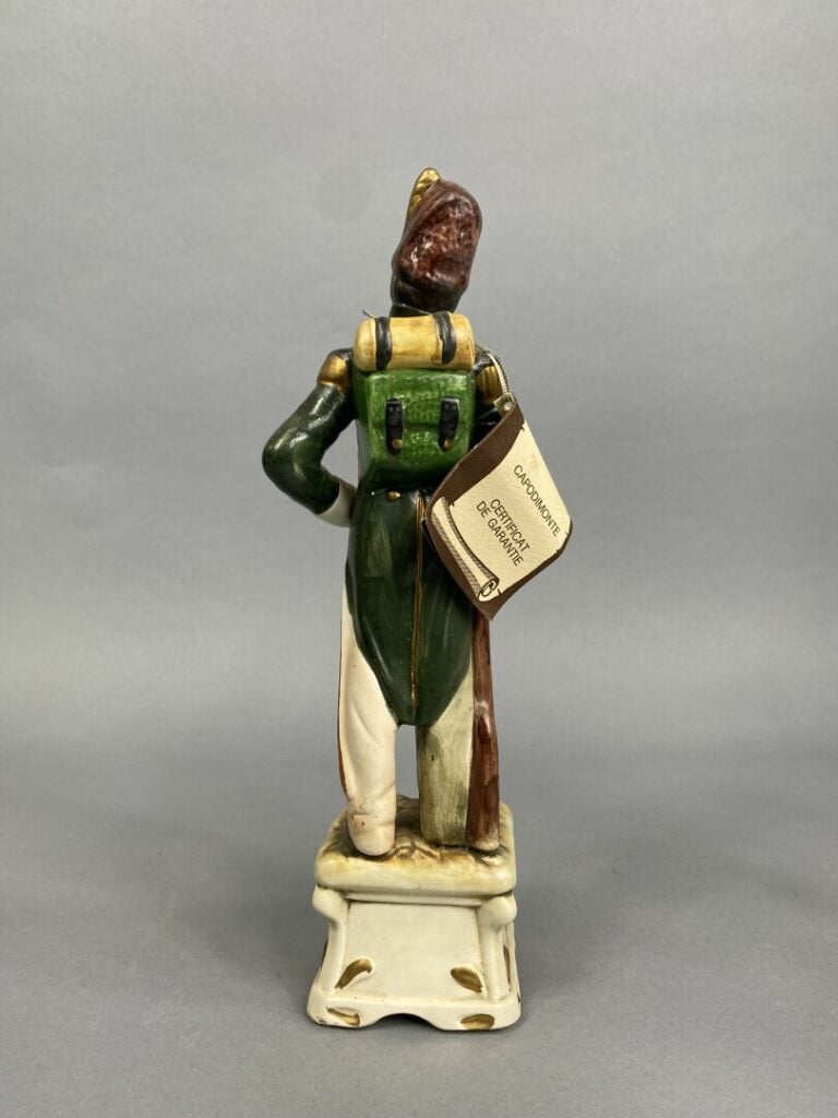 Capodimonte - Ensemble de trois sujets en céramique polychrome à l'effigie de s…