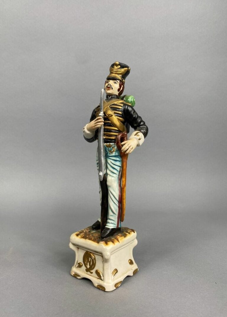 Capodimonte - Ensemble de trois sujets en céramique polychrome à l'effigie de s…