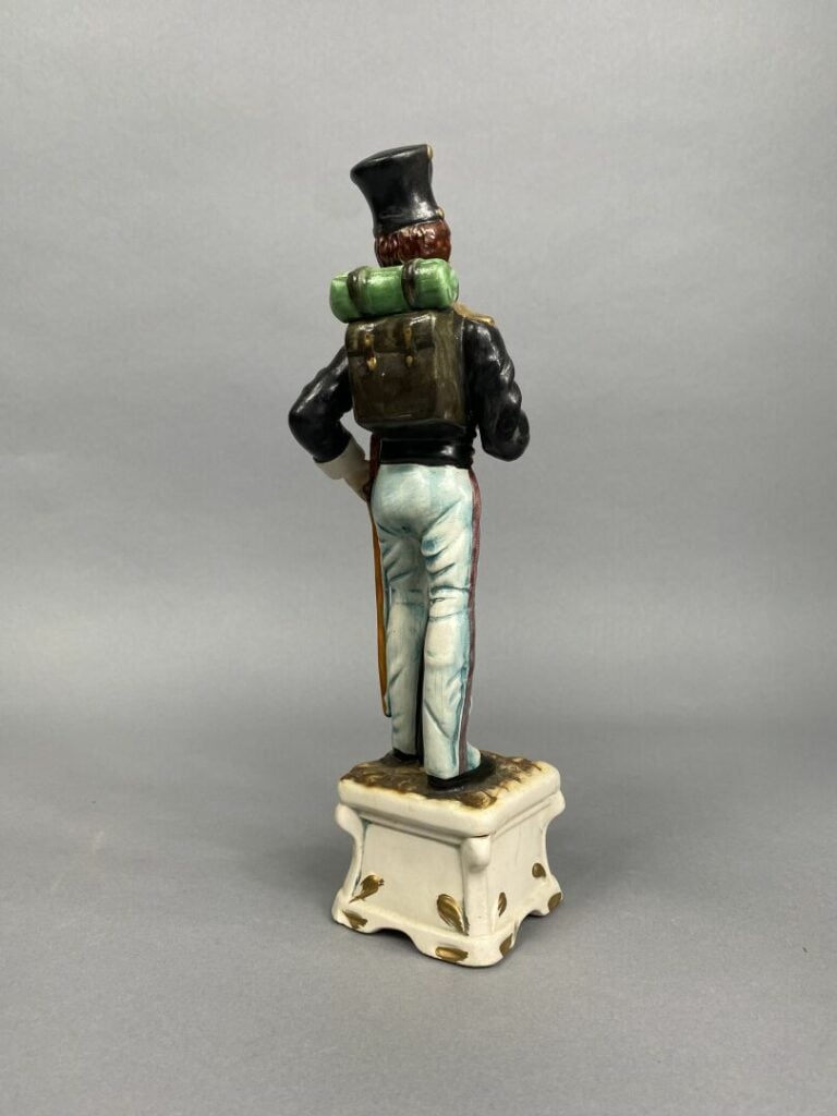 Capodimonte - Ensemble de trois sujets en céramique polychrome à l'effigie de s…