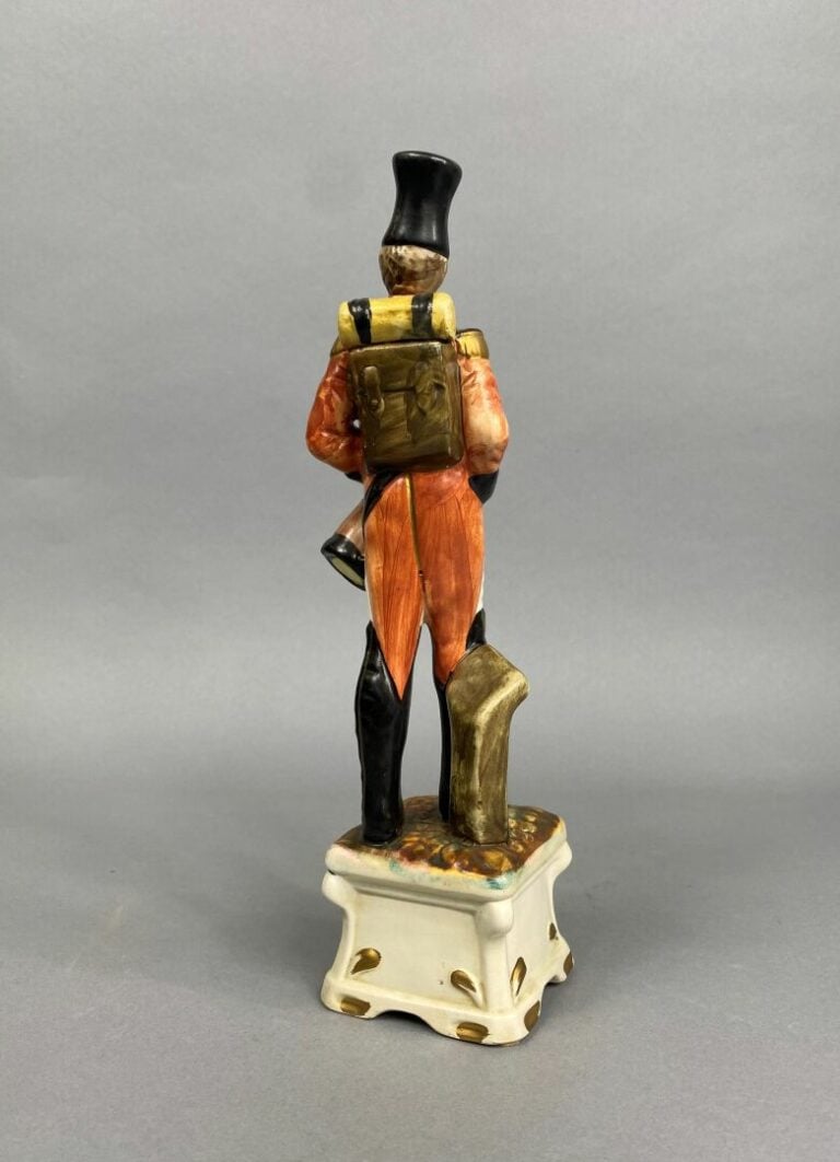 Capodimonte - Ensemble de trois sujets en céramique polychrome à l'effigie de s…