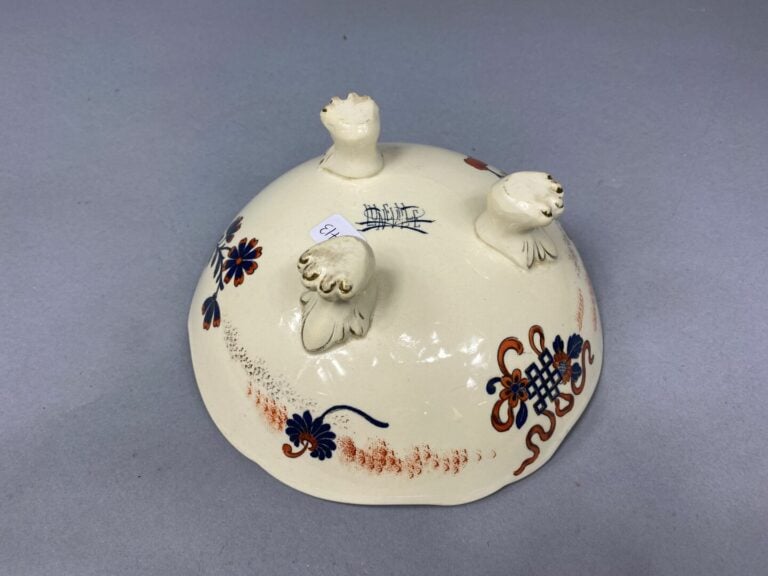 LUNEVILLE - Coupe tripode en faïence à décor japonisant - Fin du XIXe - début d…