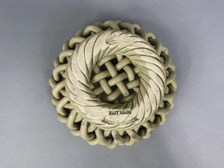 Corbeille à fruits en céramique émaillée ajourée à décor de fleurettes - H : 9…