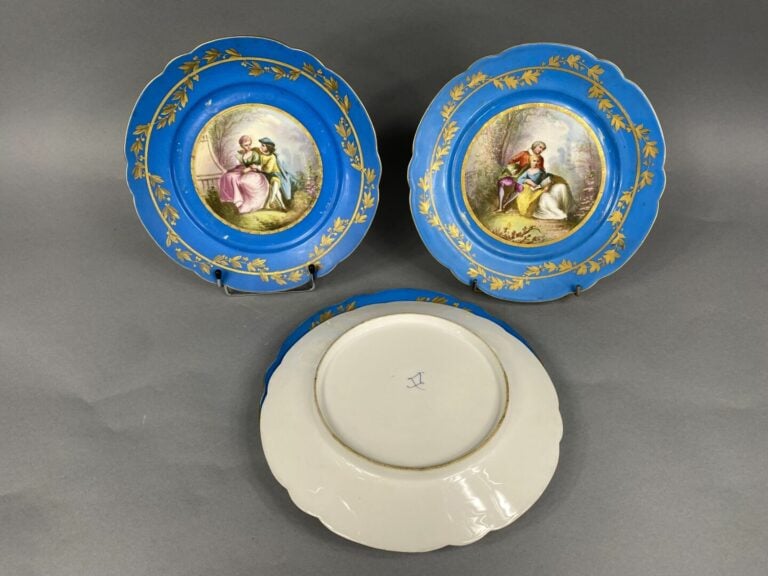 Dans le goût de Sèvres, fin du XIXe siècle - Ensemble de cinq assiettes polylob…