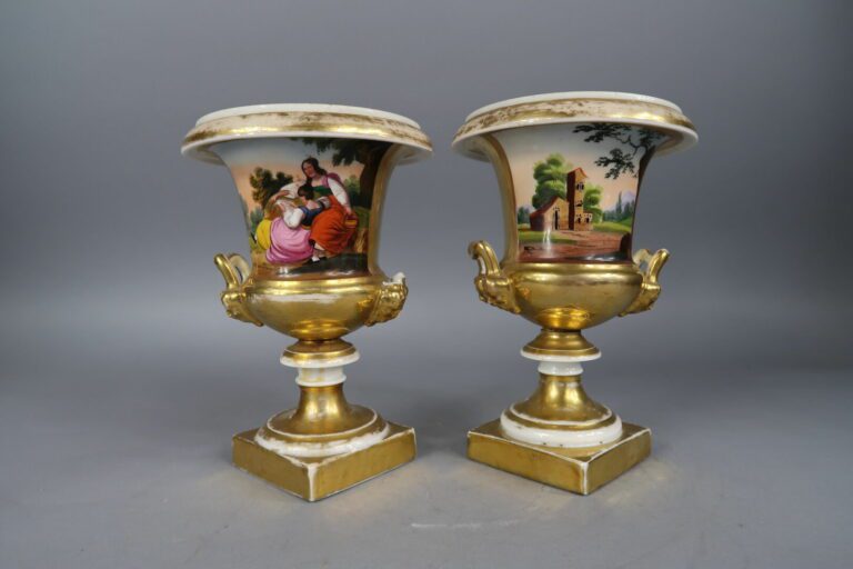Paire de vases Médicis en porcelaine de Paris à décor polychrome et or de scène…