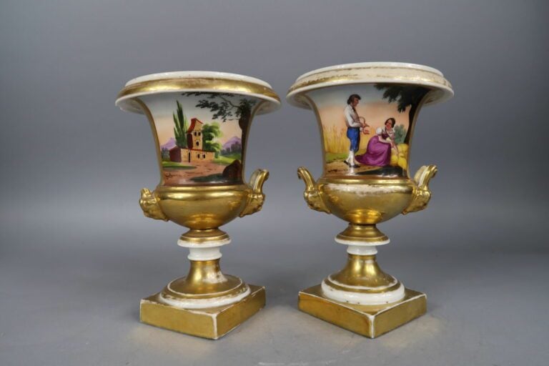 Paire de vases Médicis en porcelaine de Paris à décor polychrome et or de scène…