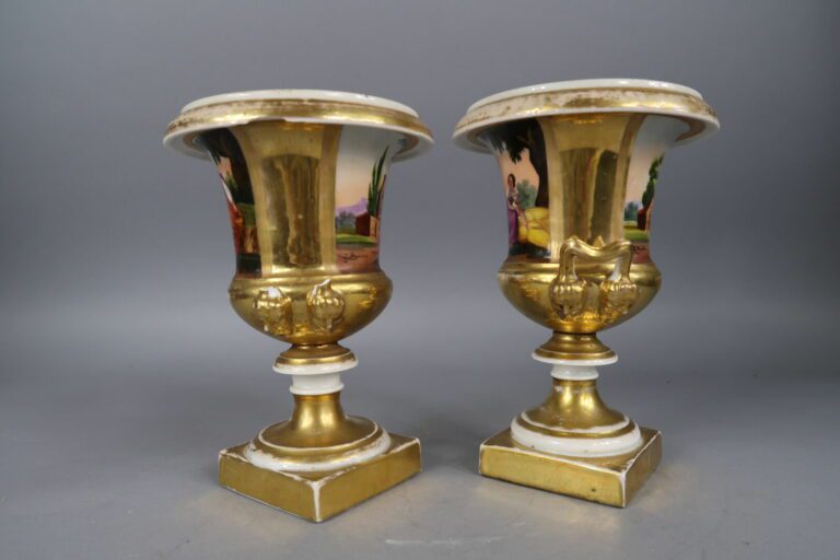 Paire de vases Médicis en porcelaine de Paris à décor polychrome et or de scène…