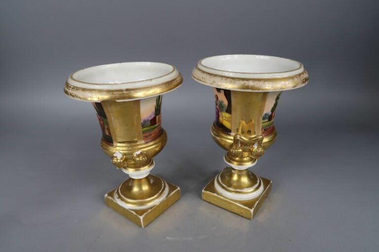 Paire de vases Médicis en porcelaine de Paris à décor polychrome et or de scène…
