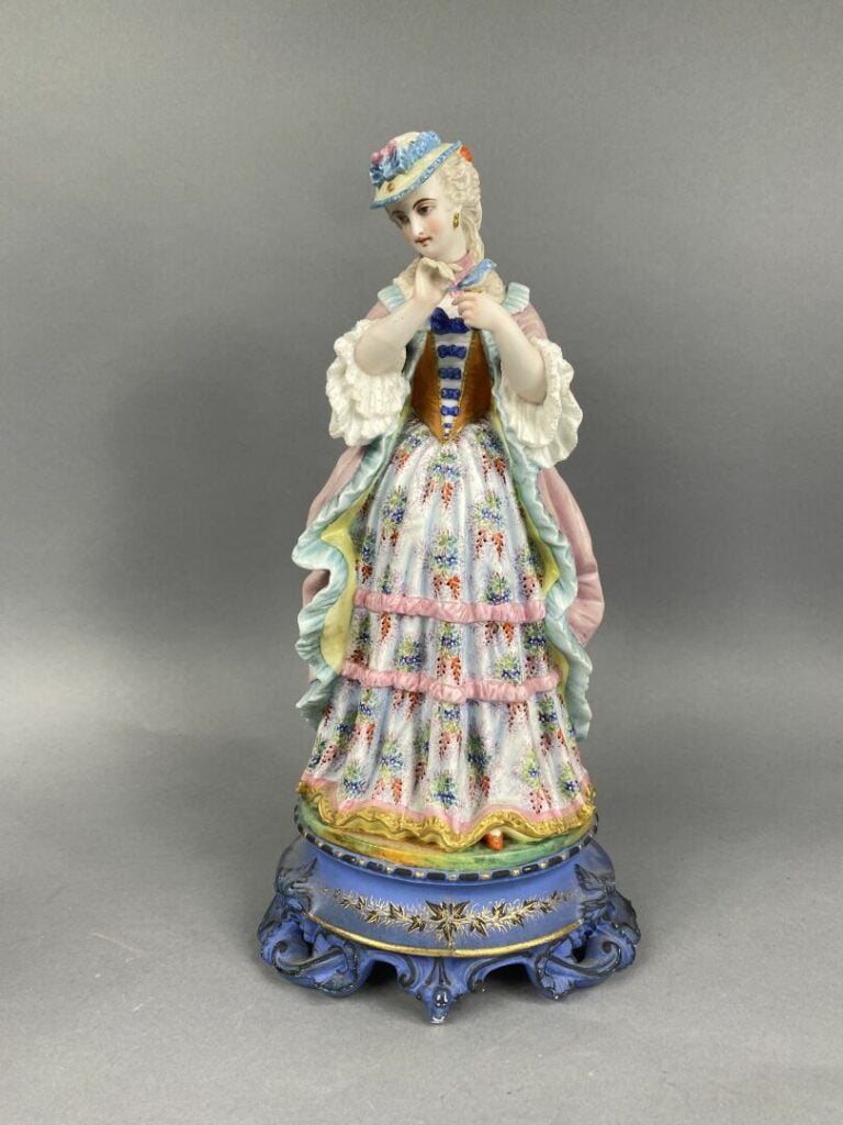 Deux sujets en porcelaine polychrome représentant un couple d'élégants sur un s…
