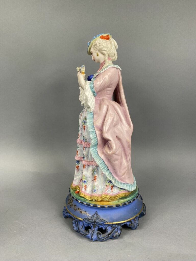 Deux sujets en porcelaine polychrome représentant un couple d'élégants sur un s…