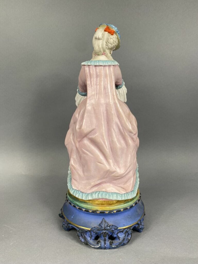 Deux sujets en porcelaine polychrome représentant un couple d'élégants sur un s…