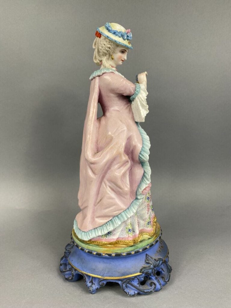Deux sujets en porcelaine polychrome représentant un couple d'élégants sur un s…