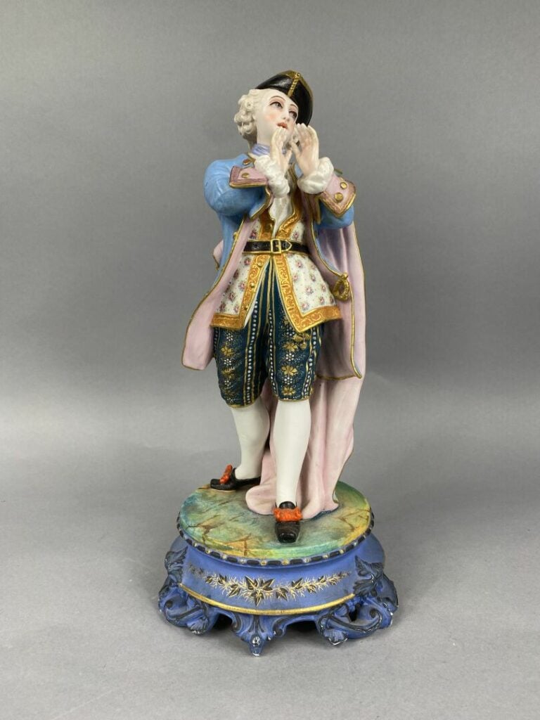 Deux sujets en porcelaine polychrome représentant un couple d'élégants sur un s…