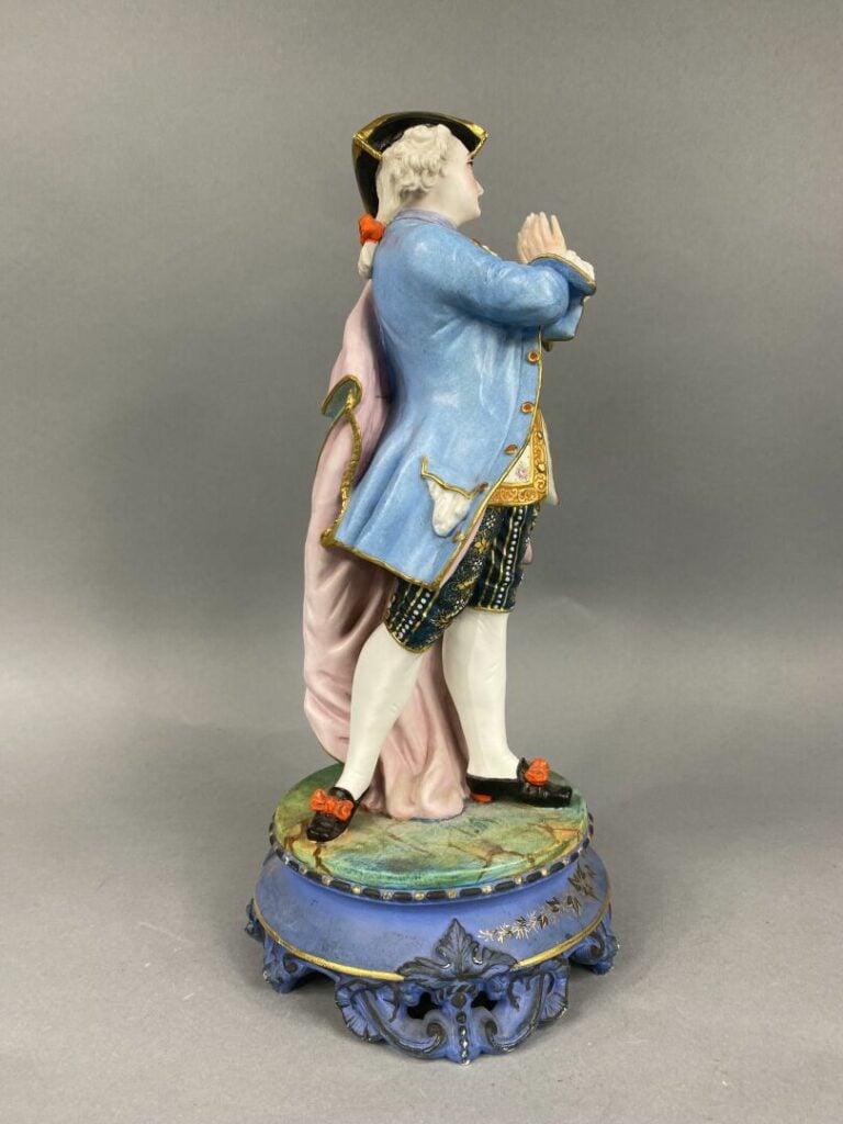 Deux sujets en porcelaine polychrome représentant un couple d'élégants sur un s…