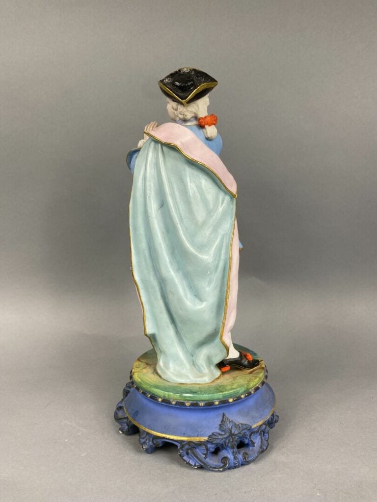 Deux sujets en porcelaine polychrome représentant un couple d'élégants sur un s…