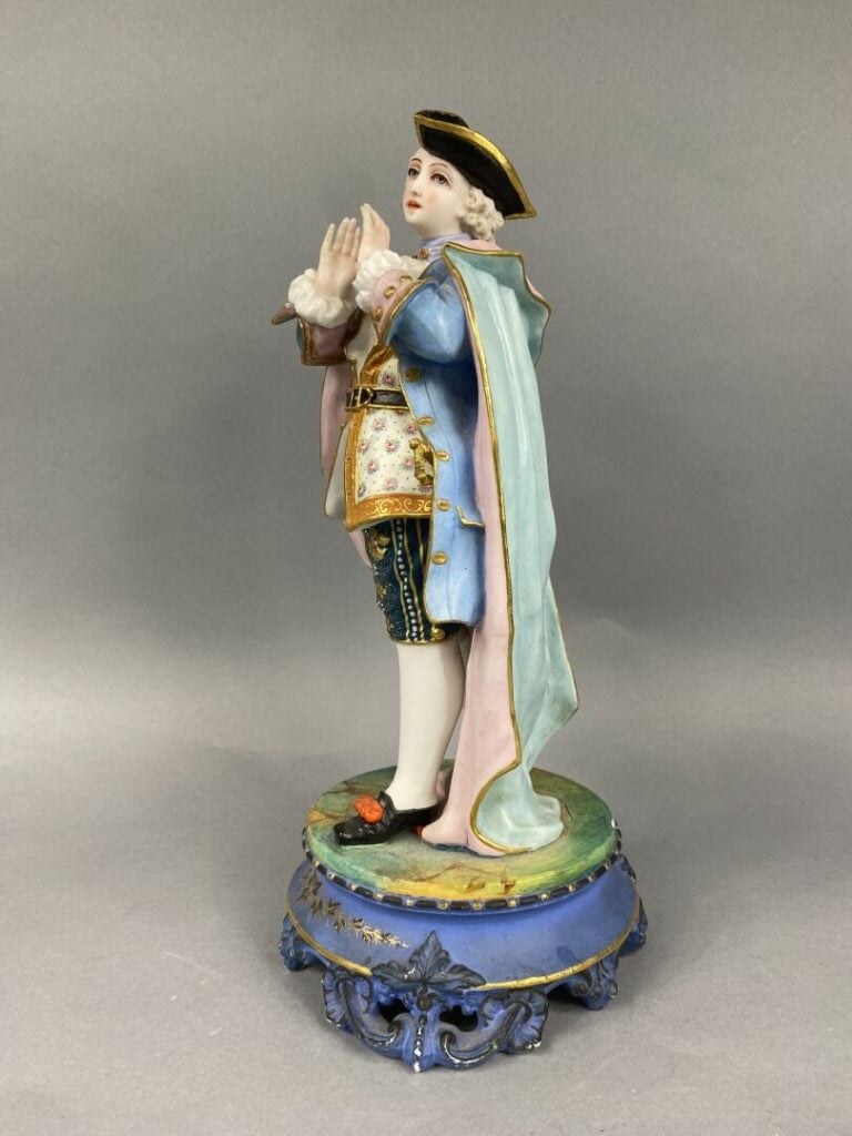 Deux sujets en porcelaine polychrome représentant un couple d'élégants sur un s…
