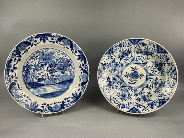 DELFT - Deux plats circulaires en faïence à décor en camaïeu bleu de motifs flo…