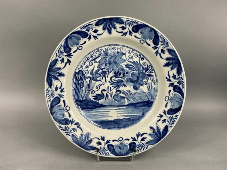 DELFT - Deux plats circulaires en faïence à décor en camaïeu bleu de motifs flo…
