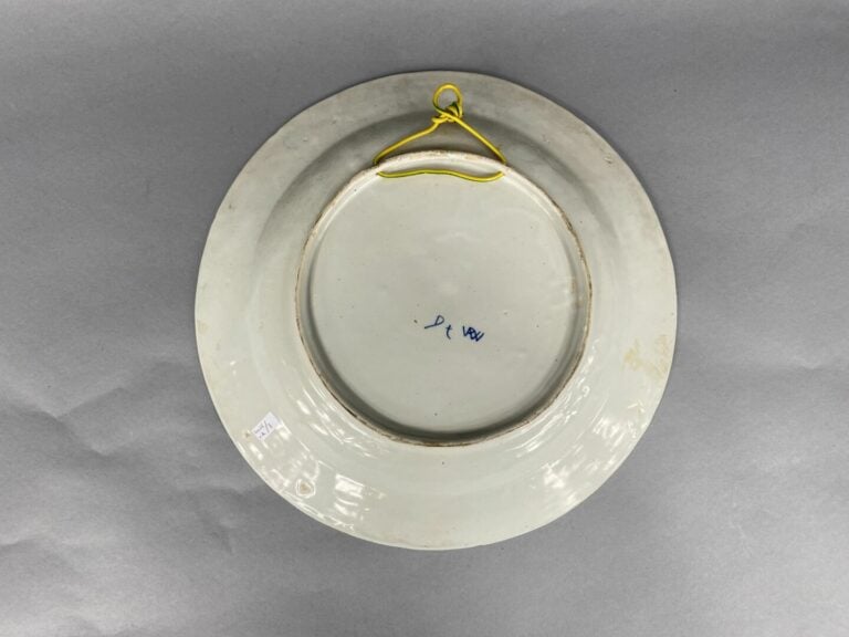 DELFT - Deux plats circulaires en faïence à décor en camaïeu bleu de motifs flo…