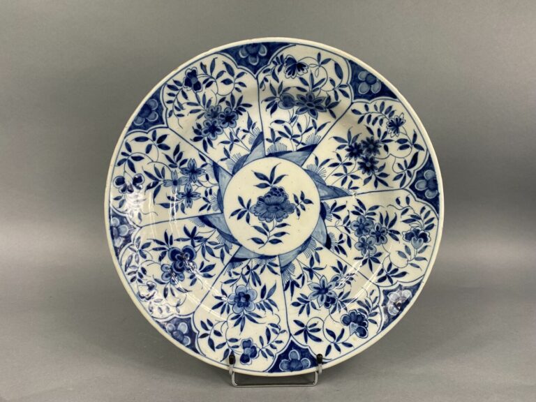 DELFT - Deux plats circulaires en faïence à décor en camaïeu bleu de motifs flo…
