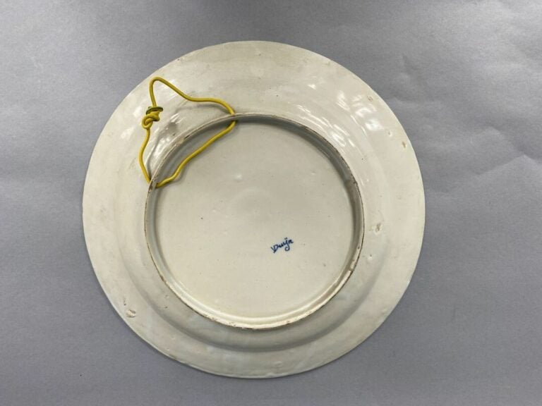 DELFT - Deux plats circulaires en faïence à décor en camaïeu bleu de motifs flo…