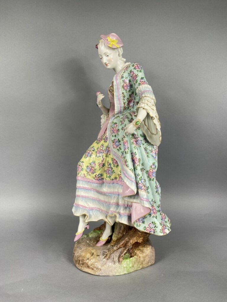 Meissen, moderne - Grand sujet en porcelaine émaillée figurant une femme à la r…