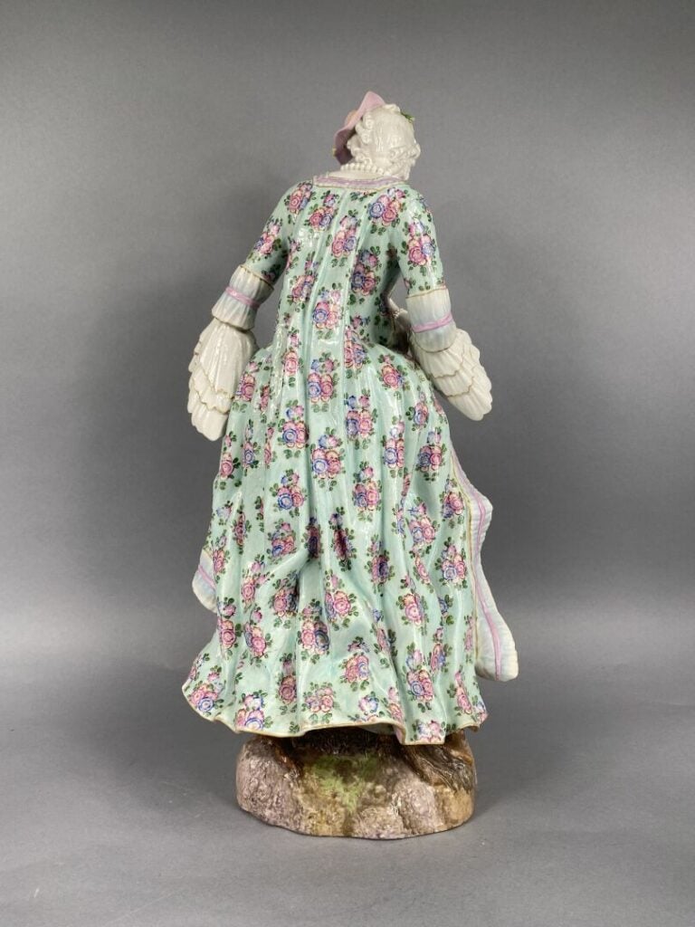 Meissen, moderne - Grand sujet en porcelaine émaillée figurant une femme à la r…