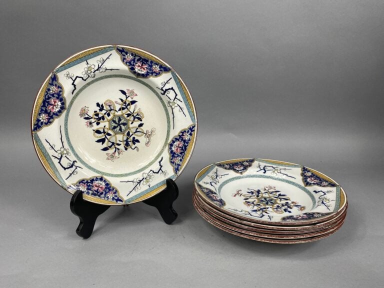 MINTON - Partie de service de table en faïence fine à décor floral dans le goût…