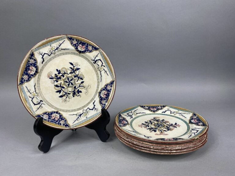 MINTON - Partie de service de table en faïence fine à décor floral dans le goût…