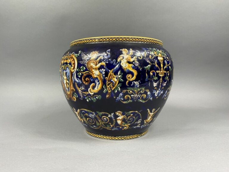GIEN - Cache pot et vase en faïence polychrome modèle Renaissance - Dimension (…