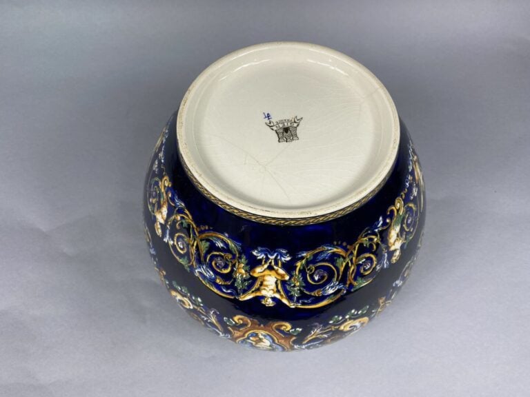 GIEN - Cache pot et vase en faïence polychrome modèle Renaissance - Dimension (…