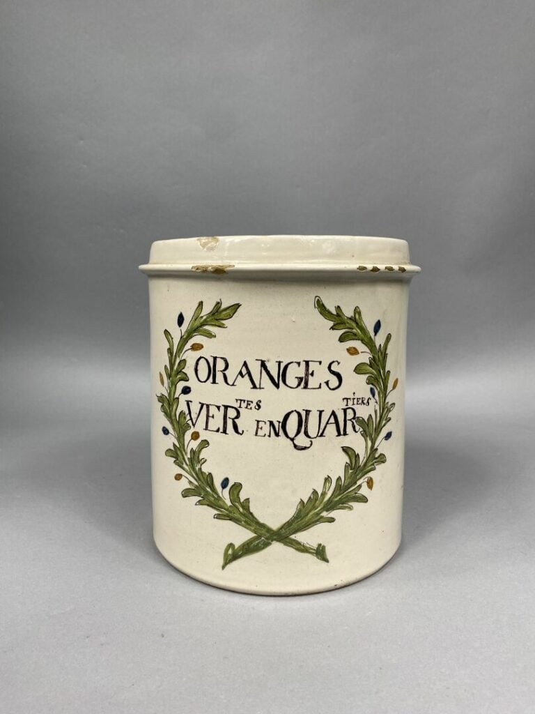 Grand pot à confiture en céramique émaillée à décor d'une couronne feuillagée e…