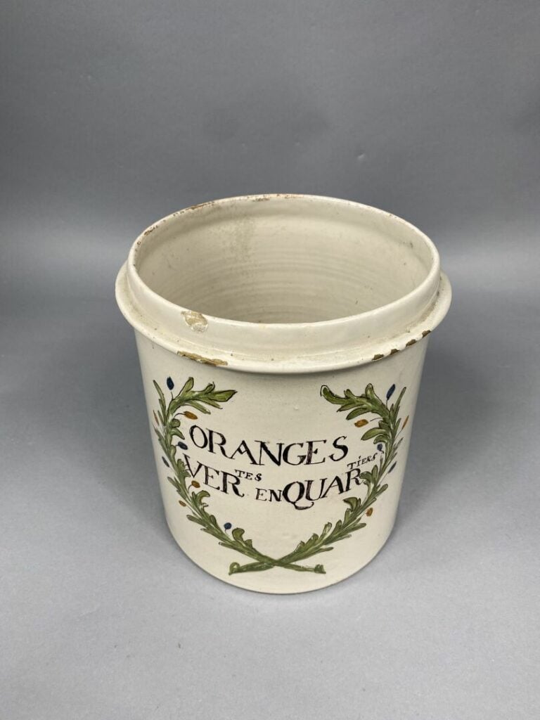 Grand pot à confiture en céramique émaillée à décor d'une couronne feuillagée e…
