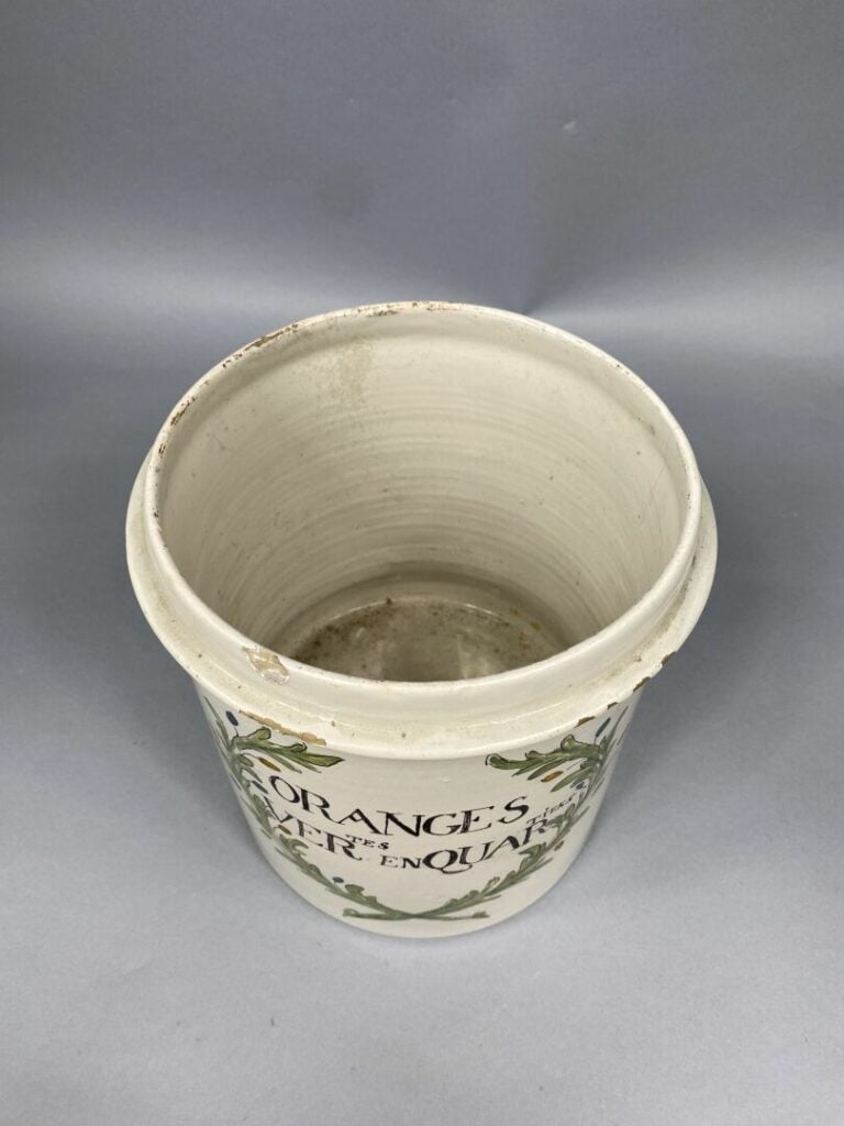 Grand pot à confiture en céramique émaillée à décor d'une couronne feuillagée e…