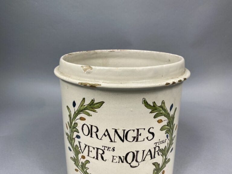 Grand pot à confiture en céramique émaillée à décor d'une couronne feuillagée e…